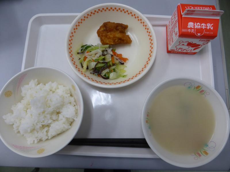 けんちん汁の具が見えない写真になりましたが、大根・人参・ねぎ・しいたけが入っています。今週は具材が多い汁物が続いたので、残食は汁物が多いクラスもありました。バランスも大事です、みなさんが食べてくれるのも大事ですね。