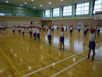 運動会の表現の練習に励んでいるところです。がんばりま～す。