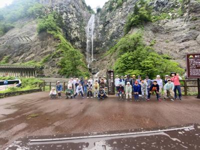 滝の近くでみんなで記念写真☆