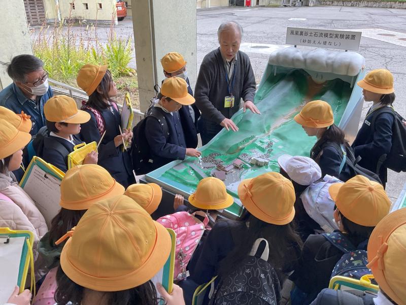 実験装置を使って、堰堤がある場合とない場合では被害がどれだけちがうのかを見ることができました。