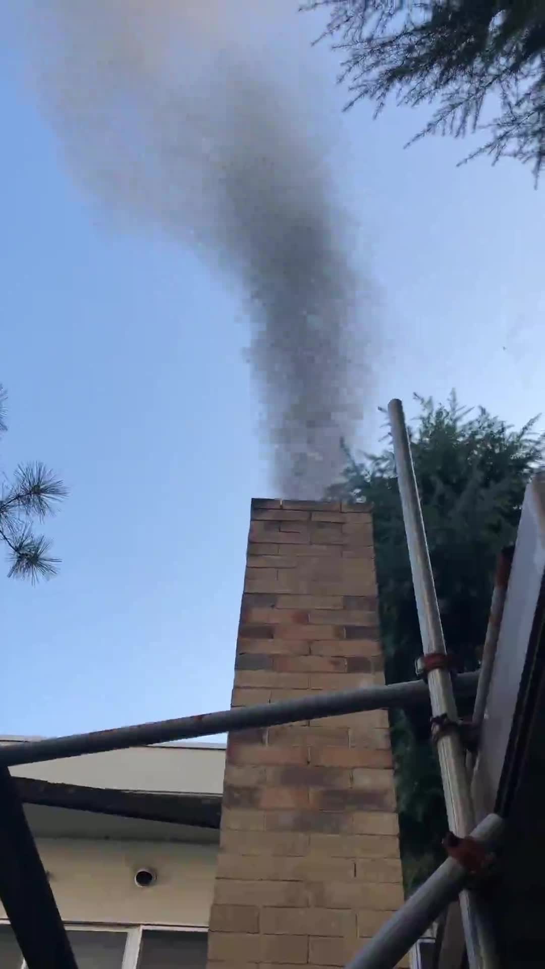 薪窯焼成実習　煙突の煙