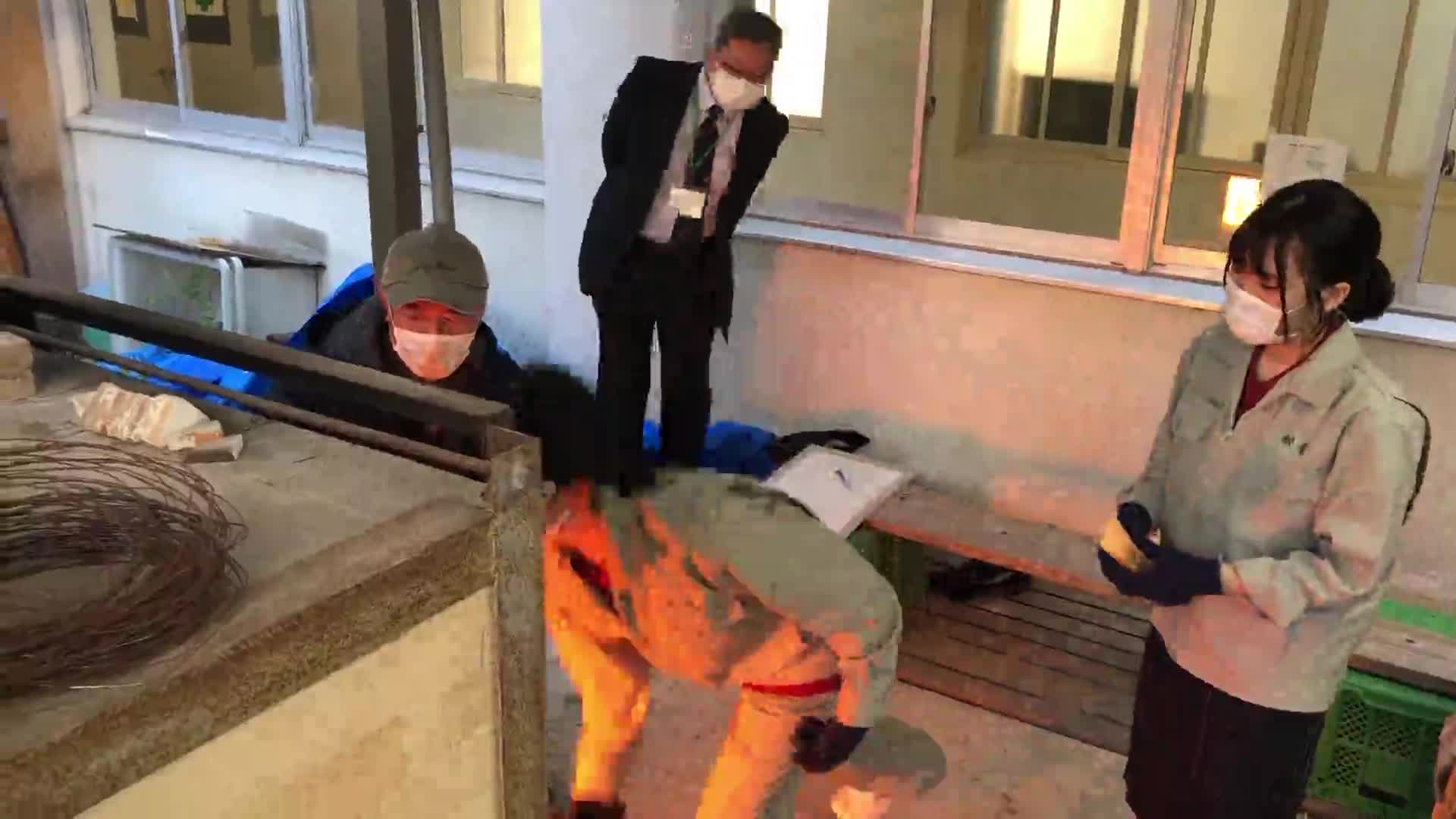 薪窯焼成実習　最後の薪