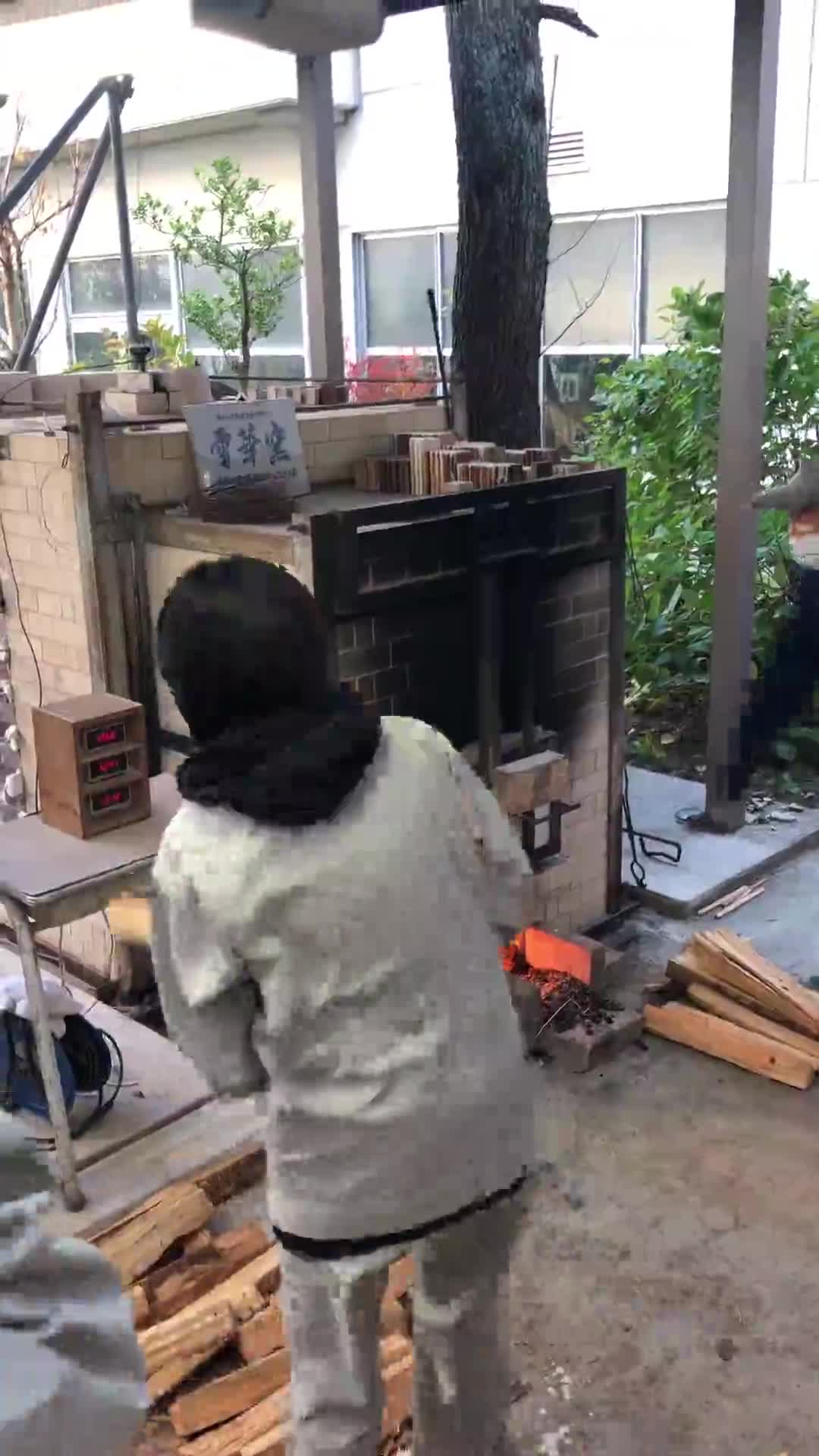 薪窯焼成実習　薪の投入