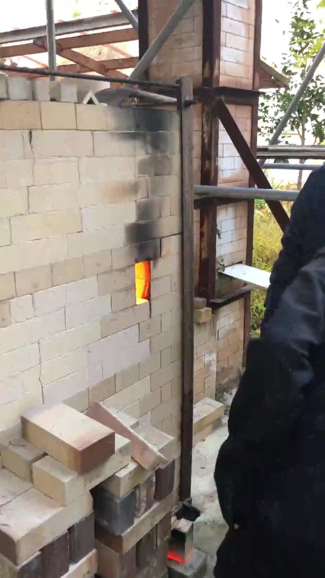 薪窯焼成実習　窯内の様子の確認