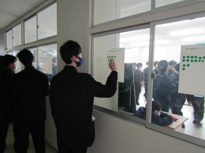 いいねシールを貼る下級生