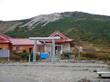 室堂から御前峰を望む