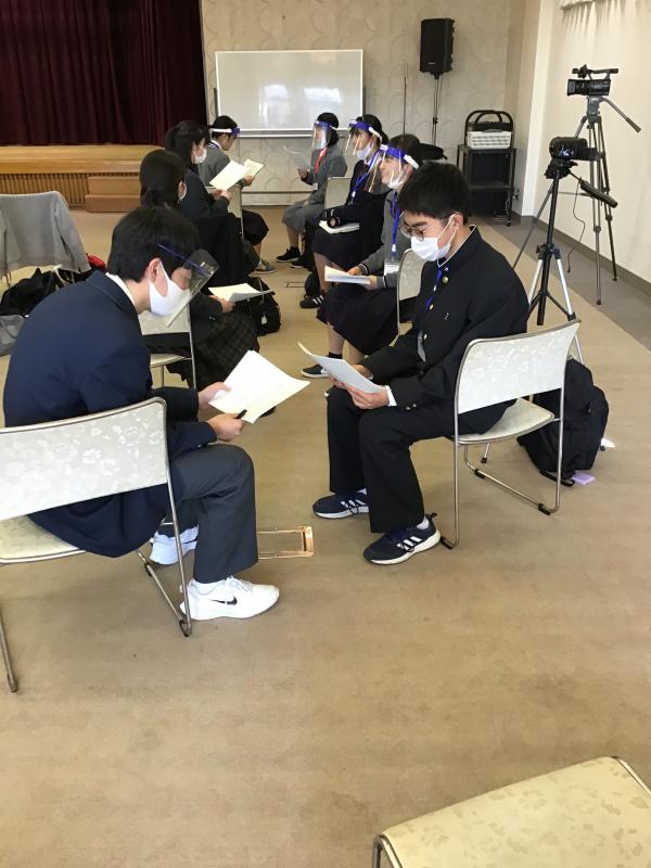 ペアで練習する県工生２