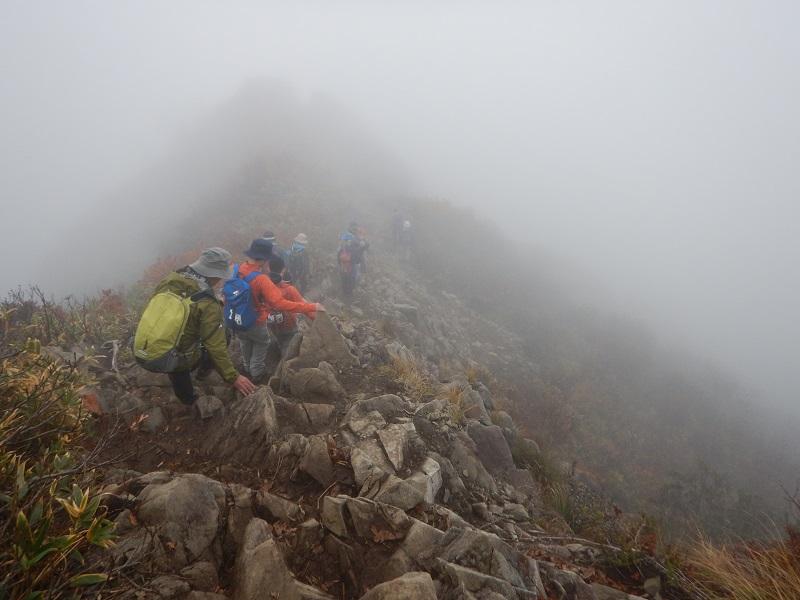 岩場の急な下り（1790m）