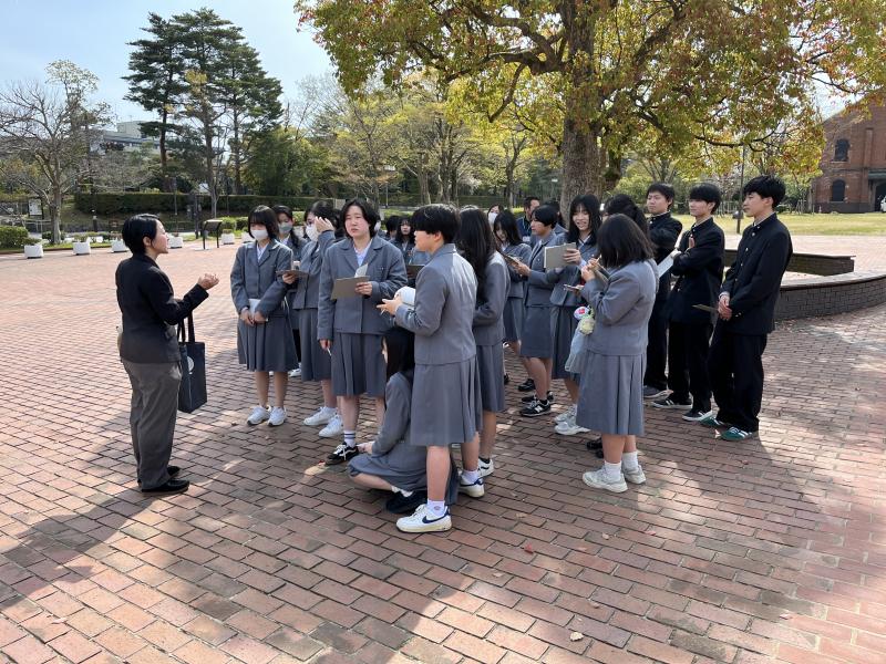 美術館前で鑑賞の心得について説明を受けました。