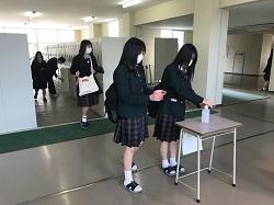 校舎に入るときは消毒を