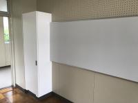 掃除用具入れと掲示板