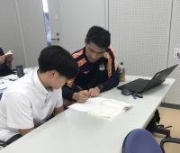 質問する様子①