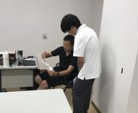 質問する様子②