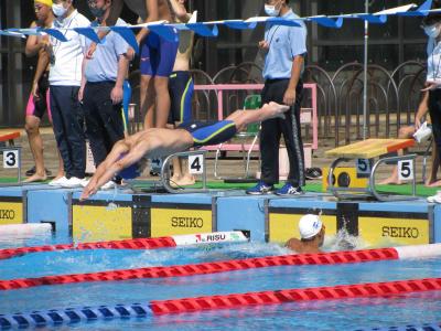 ４００Ｍリレー　第１泳者城下から第２泳者北村につなぐ。
