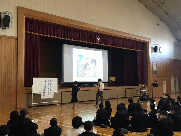 デートDVの様子を演じる劇の様子です。