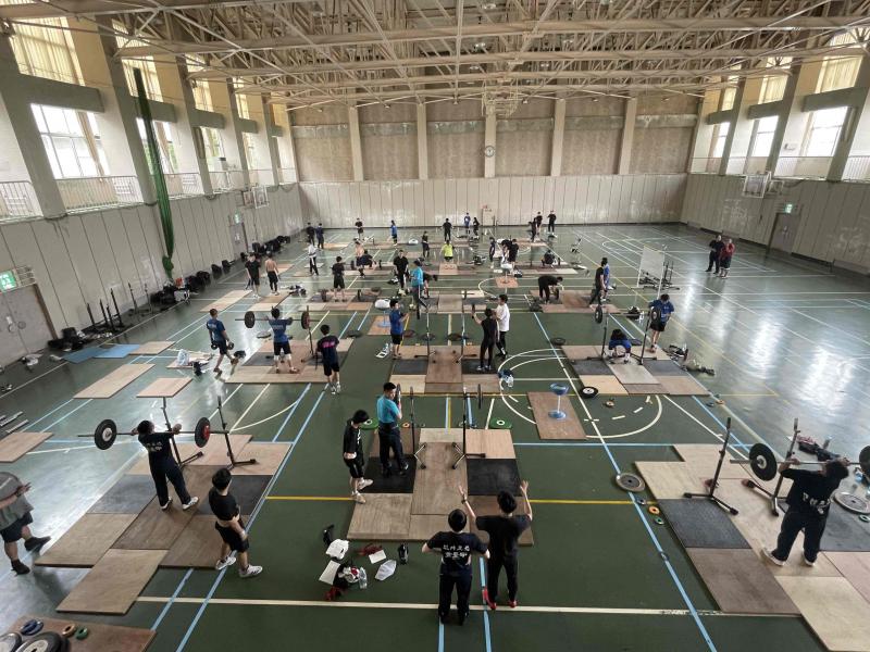 体育館に23面もプラットを敷き詰めて