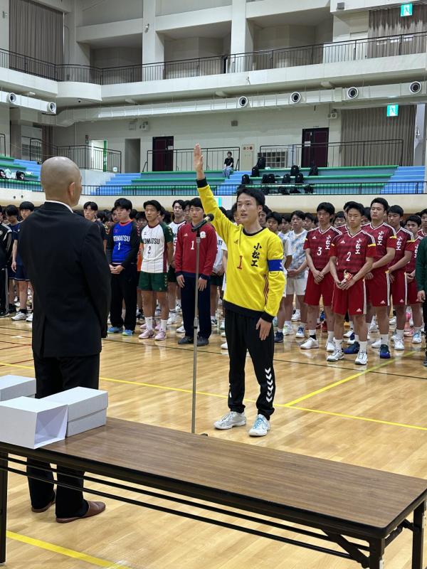 選手宣誓をする桑　成寿キャプテン（E32）