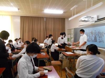 各クラスの選挙管理委員が投票用紙を回収しています