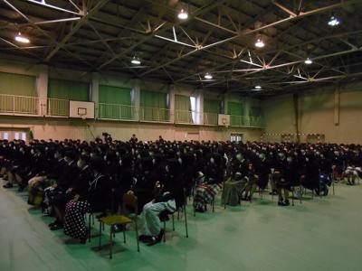 講演を聴く生徒たち