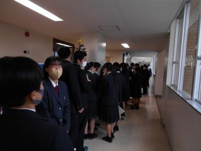 サインを求める長蛇の列