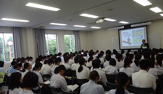 全体での学校説明の様子