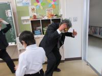 鬼は頭を抱えて逃げていきました