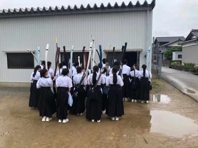 最後は３年生が弓道場に挨拶をしました。