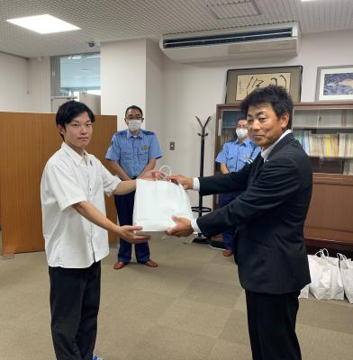 リアライトを受け取る武本さん