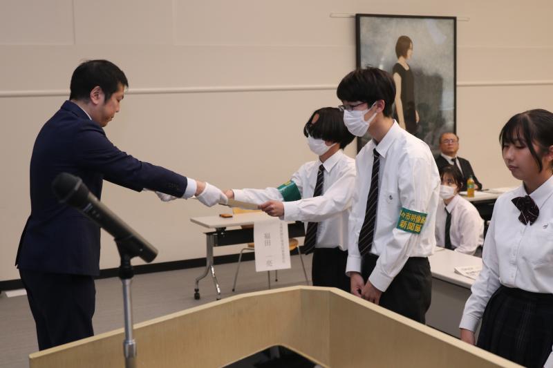 賞状を受け取る新聞部員　　＝北國新聞会館