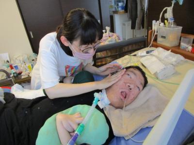 ほおに「トントン」と触れると、パッと目を開けて触られた方向に目を向けました