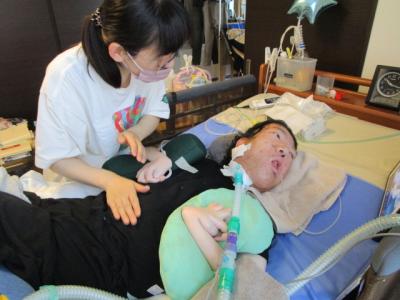 「だいこん」は足を、「じゃがいも」はお腹を、なでなで～