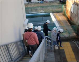 非常階段を落ち着いて順番に降り避難していく舎生と職員