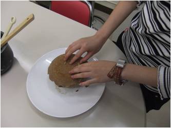 ケーキの出来具合を触って確認。