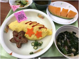 星の形のハンバーグ、オムライスにも星型が。上には似顔絵の旗！そしてなんとメロンのデザートでした～