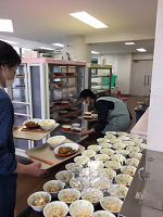 教員配膳の様子