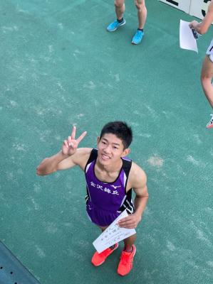 表彰式に笑顔の本多君