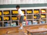 ロッカーの整頓をする子