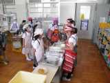 給食当番をする子どもたち