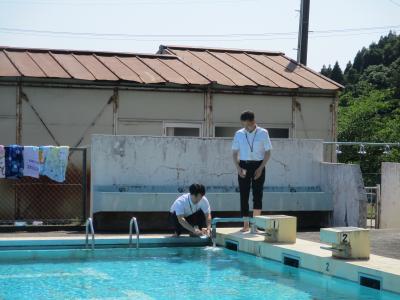 プールの4隅にお酒と塩をまきました。