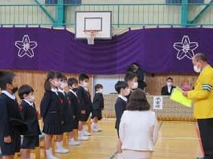 ランドセルカバーの贈呈