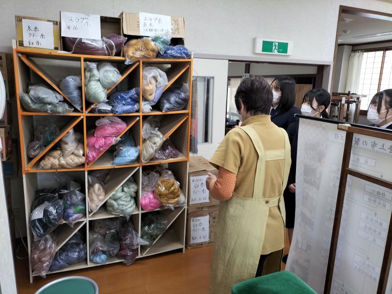 さまざまな色の糸