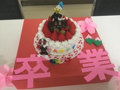 卒業生2人にちなんだマスコットとともに。学務員Nさんの力作