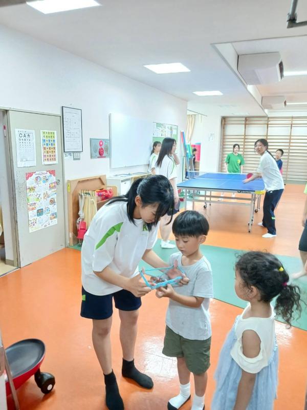 遊具の説明をする部員たち