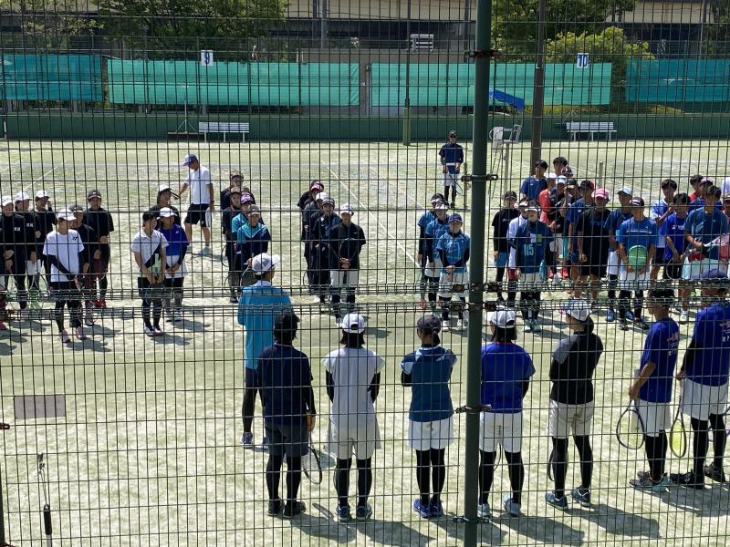 講習会で説明を聞く選手たち