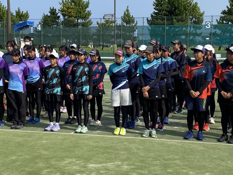 交流試合を前に整列する選手たち
