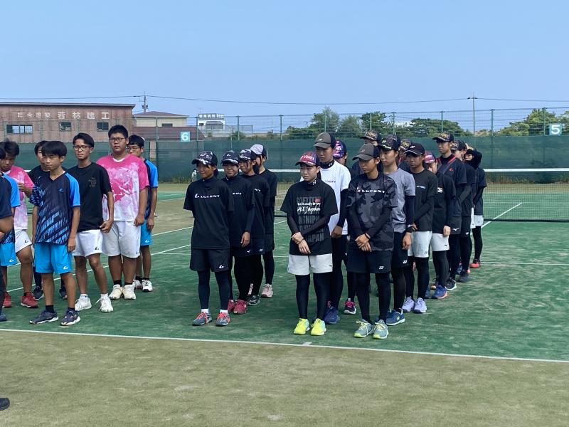 開始式で説明を聞く選手たち