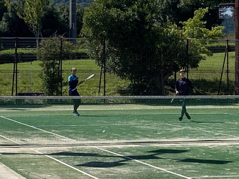 ゲームに挑む西（２年）・金内（１年）ペア