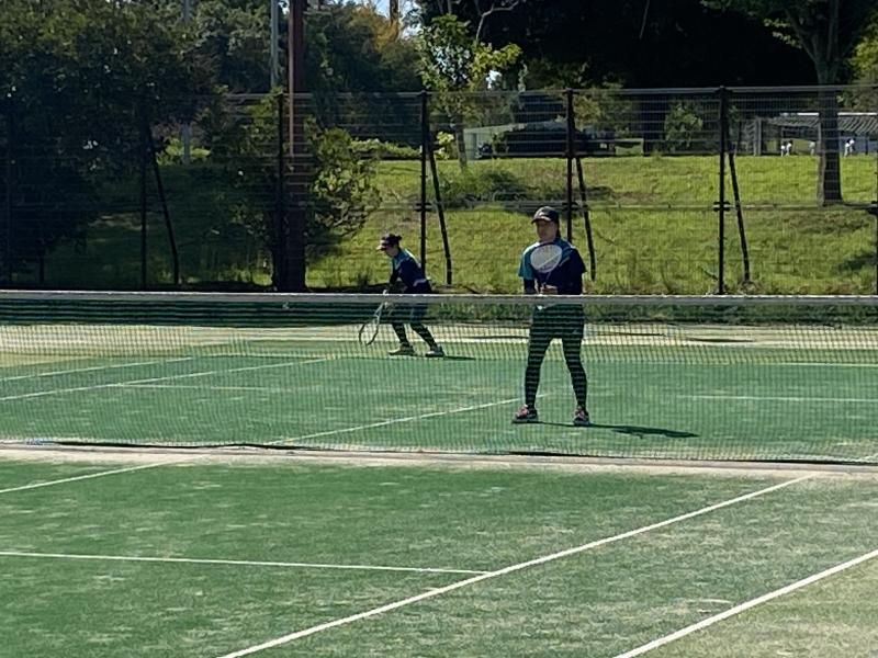 サーブを放つ井上（２年）・上梨（２年）ペア