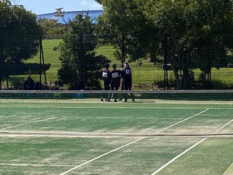 セット間に打ち合わせを行う選手たち