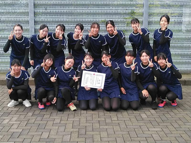 ３位入賞の賞状を真ん中に集合写真に収まる選手たち